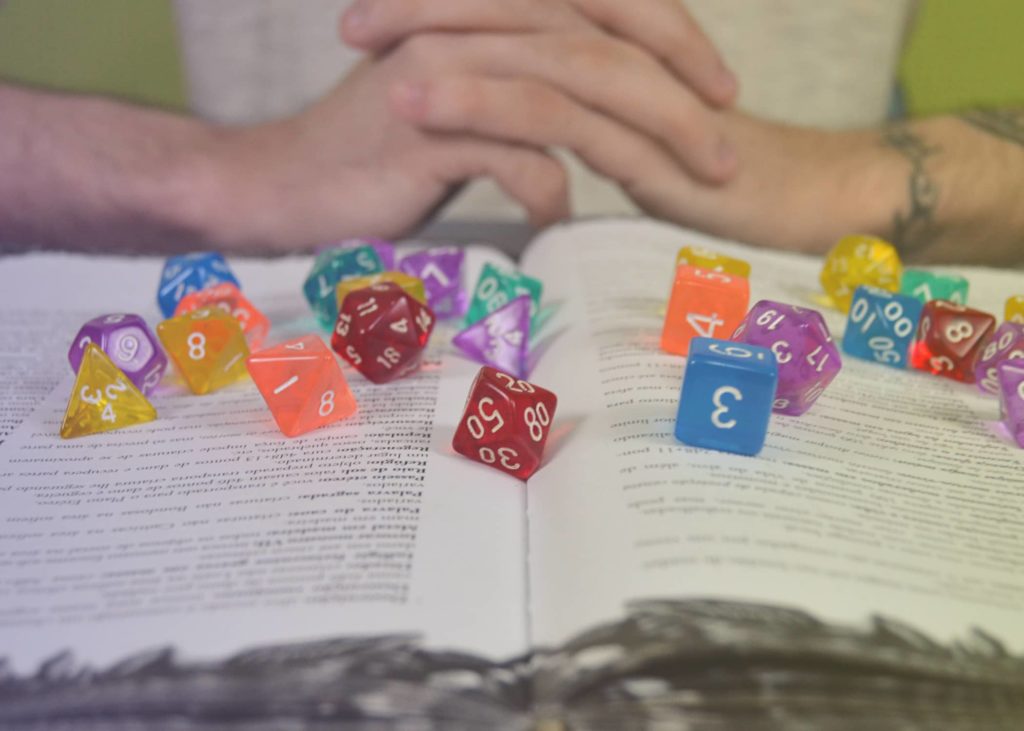 Personagens Não Jogáveis (NPCs) como elementos vitais em RPGs de mesa e MMORPGs, contribuindo para a narrativa, missões e interação com os jogadores, com personalidades e histórias próprias.