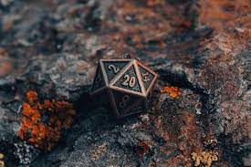 Diversos dados usados no RPG de mesa, incluindo o D20, D12, D10, D8, D6 e D4
